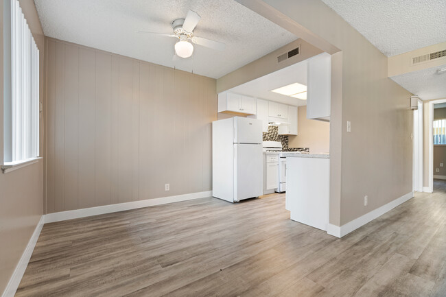 Northrop Apartments in Sacramento, CA - Building Photo - Interior Photo