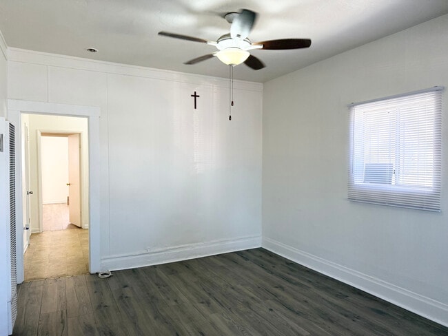 1016 1/2 W 108th St in Los Angeles, CA - Foto de edificio - Building Photo