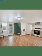 326 1/2-E 1/2 Locust St in Lodi, CA - Building Photo - Building Photo