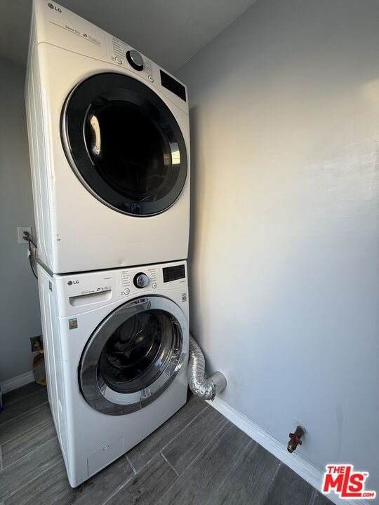 10745 Saticoy St in Los Angeles, CA - Building Photo - Building Photo