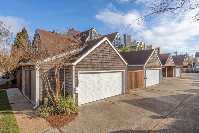 Mariner's Cove Townhomes in New Orleans, LA - Building Photo - Building Photo