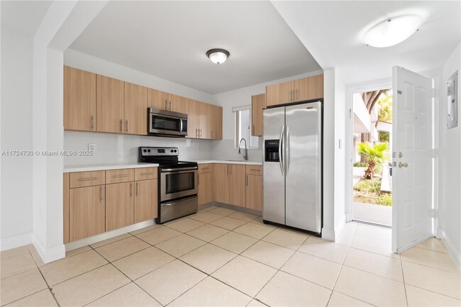 2660 W 76th St, Unit 106 in Hialeah, FL - Building Photo - Building Photo