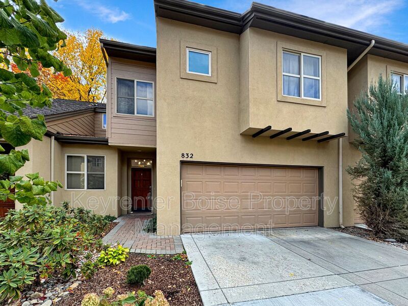 832 E Riverpark Ln in Boise, ID - Building Photo