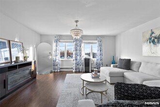 557 Market St in Elmwood Park, NJ - Foto de edificio - Building Photo