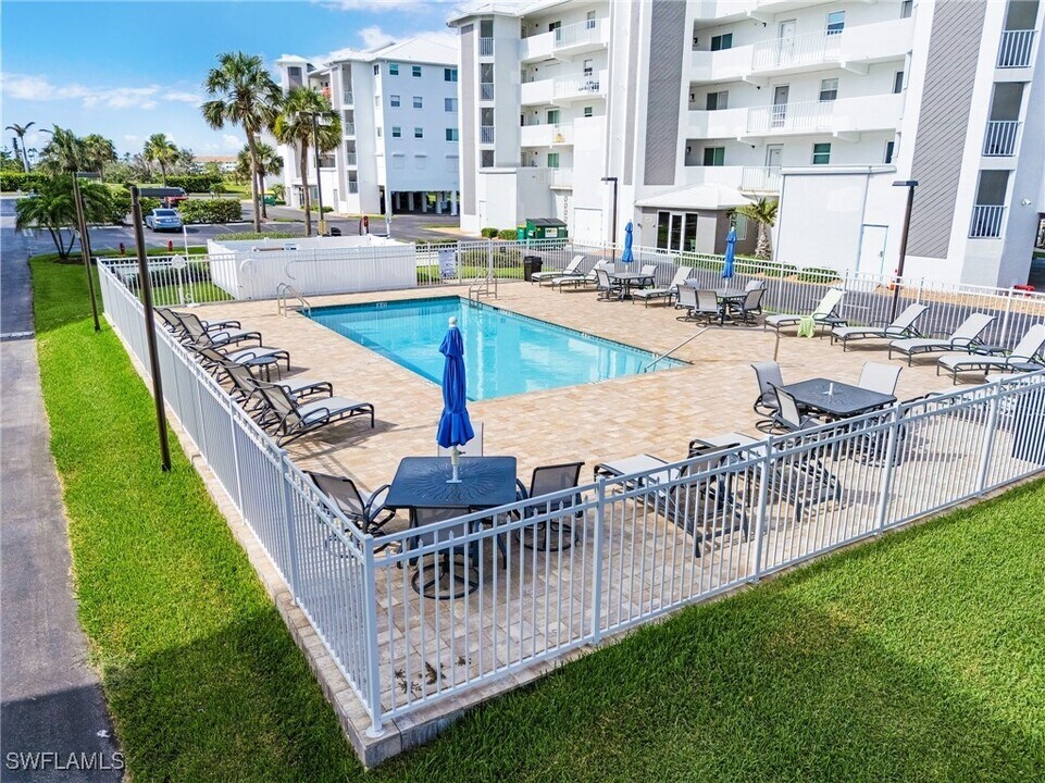 4531 Bay Beach Ln in Fort Myers Beach, FL - Building Photo