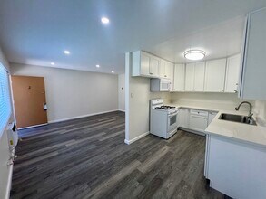 15025 Burbank Blvd, Unit 2 in Van Nuys, CA - Foto de edificio - Building Photo