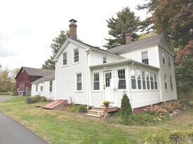 557 South St in Suffield, CT - Building Photo
