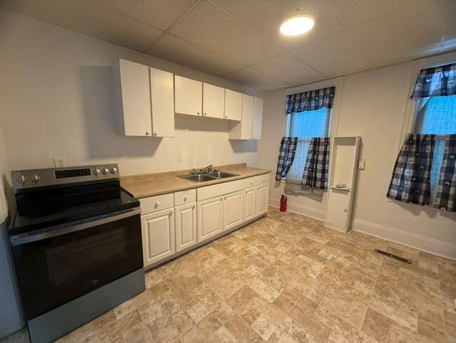 1208 City St in Utica, NY - Foto de edificio - Building Photo