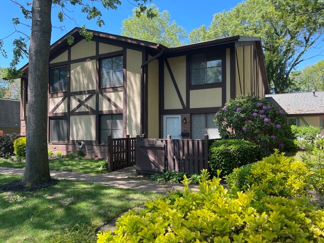 158 Cambridge Dr, Unit #158 in Port Jefferson Station, NY - Building Photo - Building Photo