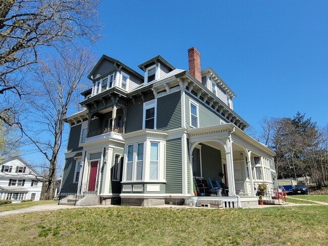 172 Nesmith St in Lowell, MA - Building Photo - Building Photo