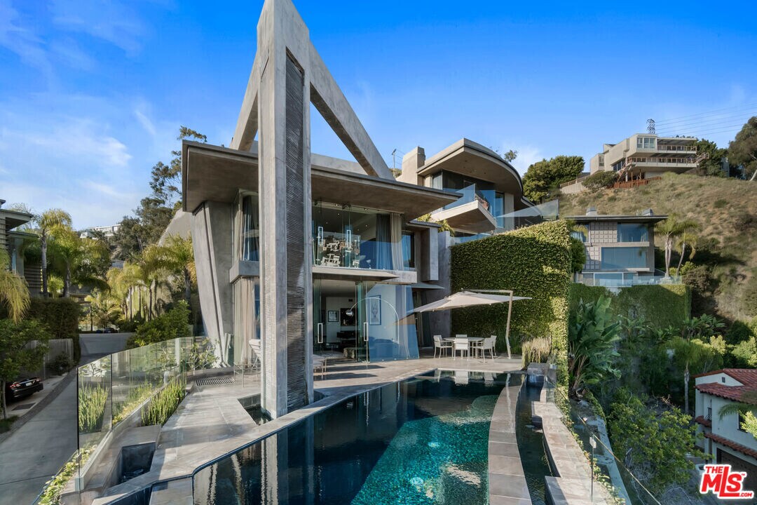 1742 Viewmont Dr in West Hollywood, CA - Building Photo