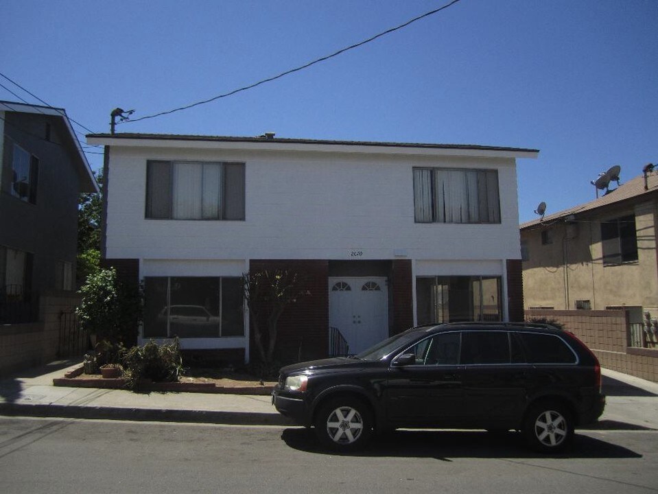 2670 E 19th St in Signal Hill, CA - Foto de edificio