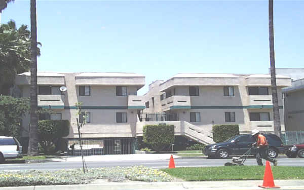 15951 Sherman Way in Van Nuys, CA - Building Photo