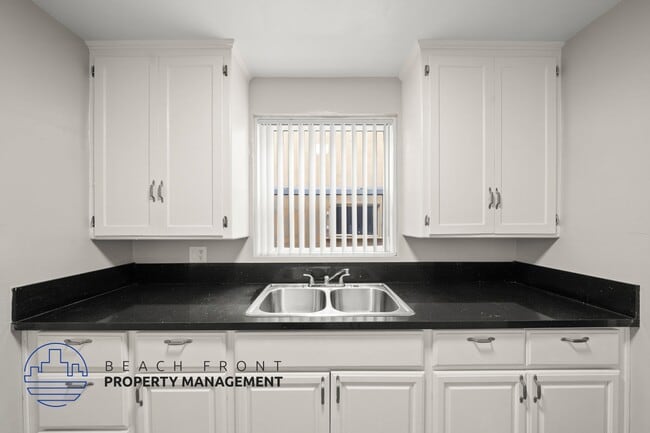 2070-2080 Magnolia Ave. in Long Beach, CA - Building Photo - Building Photo