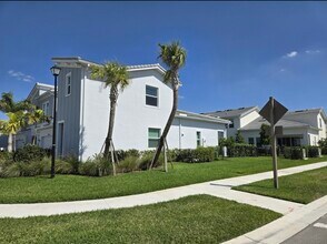 5120 Willow Crk Dr in Westlake, FL - Building Photo - Building Photo