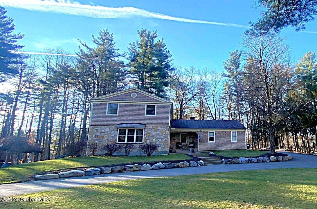 63 Fieldstone Dr in Gansevoort, NY - Building Photo