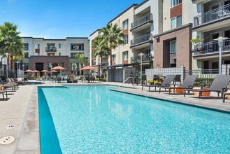 Lawrence Station in Sunnyvale, CA - Foto de edificio - Building Photo