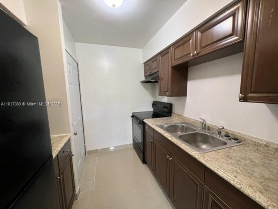 939 Magnolia Dr in Lake Park, FL - Building Photo