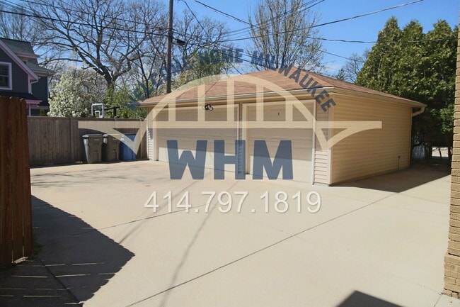 5139 N Cumberland Blvd in Whitefish Bay, WI - Building Photo - Building Photo