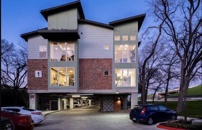 1800 S I- 35 Service Rd in Austin, TX - Foto de edificio - Building Photo