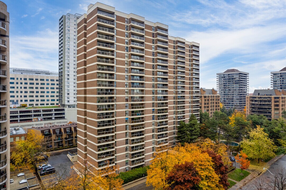 Balfour Square in Toronto, ON - Building Photo
