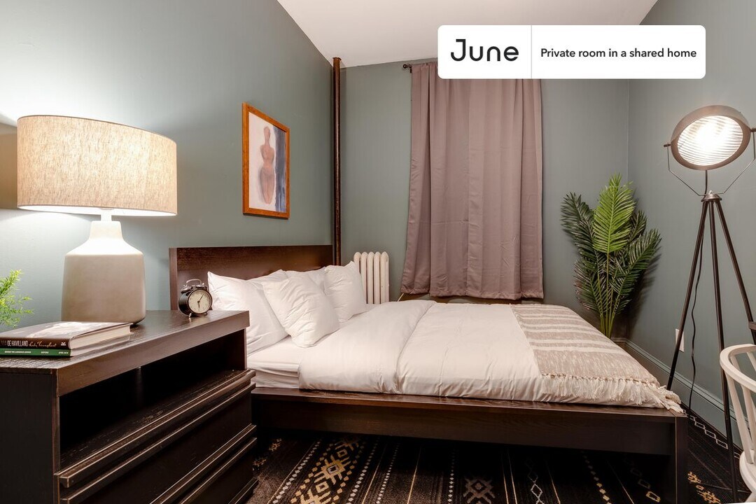 Private bedroom in 3 bed/1 bath Home in Boston, MA - Building Photo