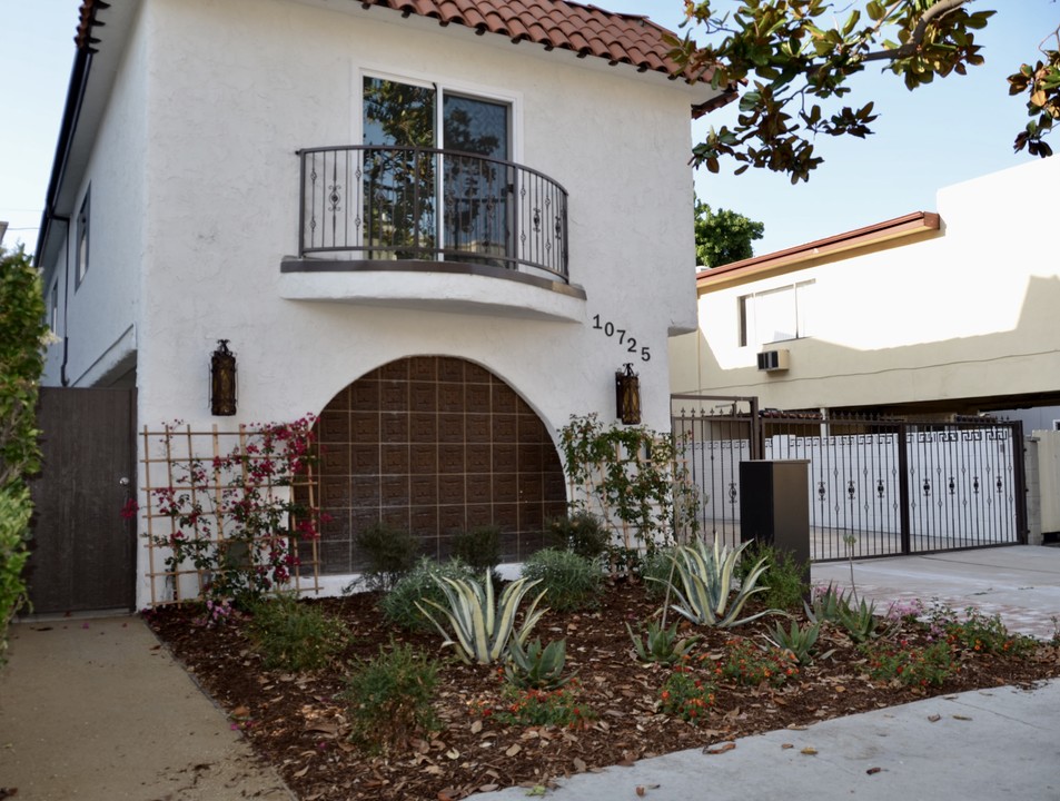 10725 Bloomfield St, Unit 4 in Los Angeles, CA - Building Photo