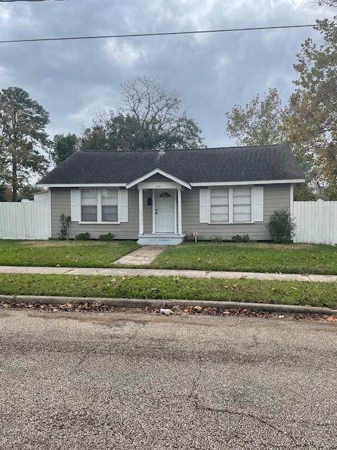 301 E Pearce St in Baytown, TX - Building Photo