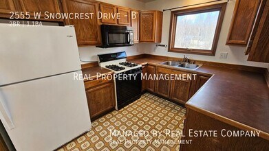 2555 W Snowcrest Dr, Unit B in Wasilla, AK - Building Photo - Building Photo