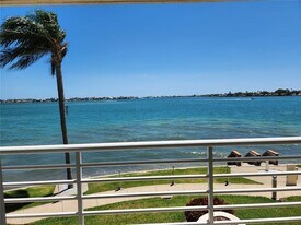 6105 Bahia Del Mar Cir in St. Petersburg, FL - Building Photo
