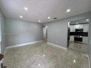 4242 NW 5th St, Unit 4242 in Miami, FL - Foto de edificio - Building Photo