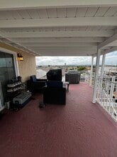 1042 Garland Dr in San Diego, CA - Foto de edificio - Building Photo