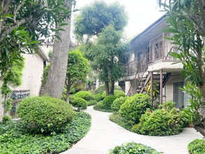 Green Court Apartments in Van Nuys, CA - Building Photo - Building Photo