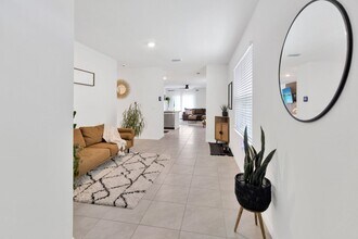 17042 Oval Rum Dr in Wimauma, FL - Building Photo - Building Photo