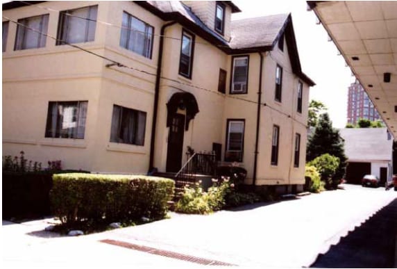 22 Burling Ln in New Rochelle, NY - Building Photo