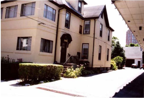 22 Burling Ln in New Rochelle, NY - Foto de edificio