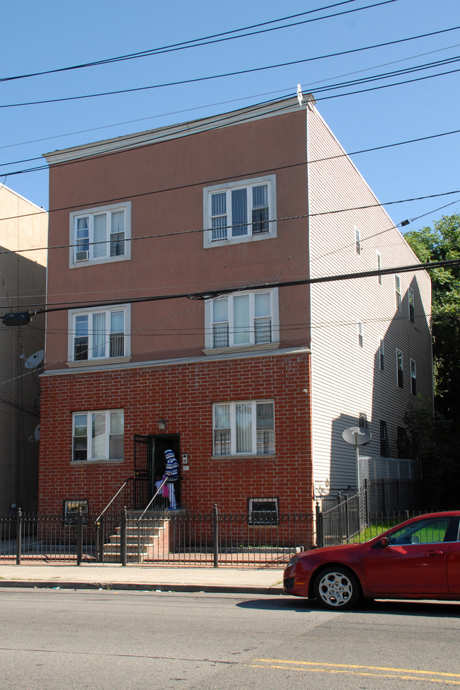 642 18th Ave in Irvington, NJ - Foto de edificio - Building Photo