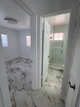 301 SW 76th Ct, Unit 301 in Miami, FL - Foto de edificio - Building Photo