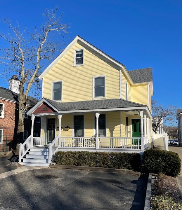 21 Grove St in Darien, CT - Building Photo