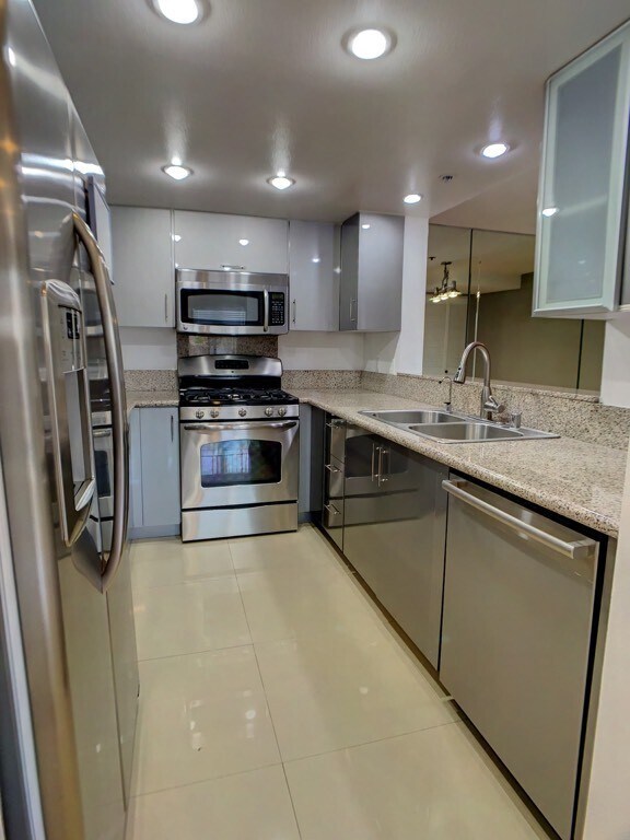 995 Figueroa Terrace in Los Angeles, CA - Building Photo - Building Photo