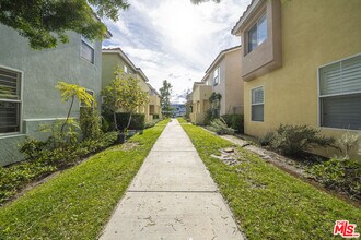 121 Cancion Way in Los Angeles, CA - Building Photo - Building Photo