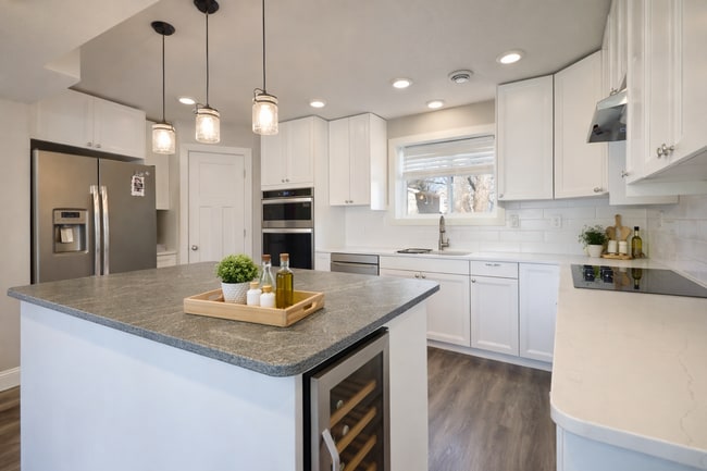 4324 Rustic Pl in Shoreview, MN - Foto de edificio - Building Photo