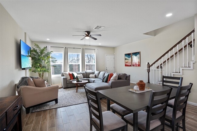 7950 Blue St in Houston, TX - Foto de edificio - Building Photo