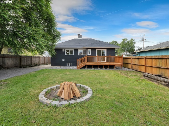 2345 N Russet St in Portland, OR - Building Photo - Building Photo