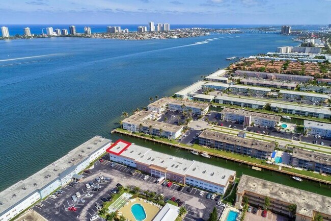 110 Shore Ct in North Palm Beach, FL - Building Photo - Building Photo