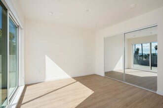 14629 W Erwin St in Van Nuys, CA - Foto de edificio - Building Photo