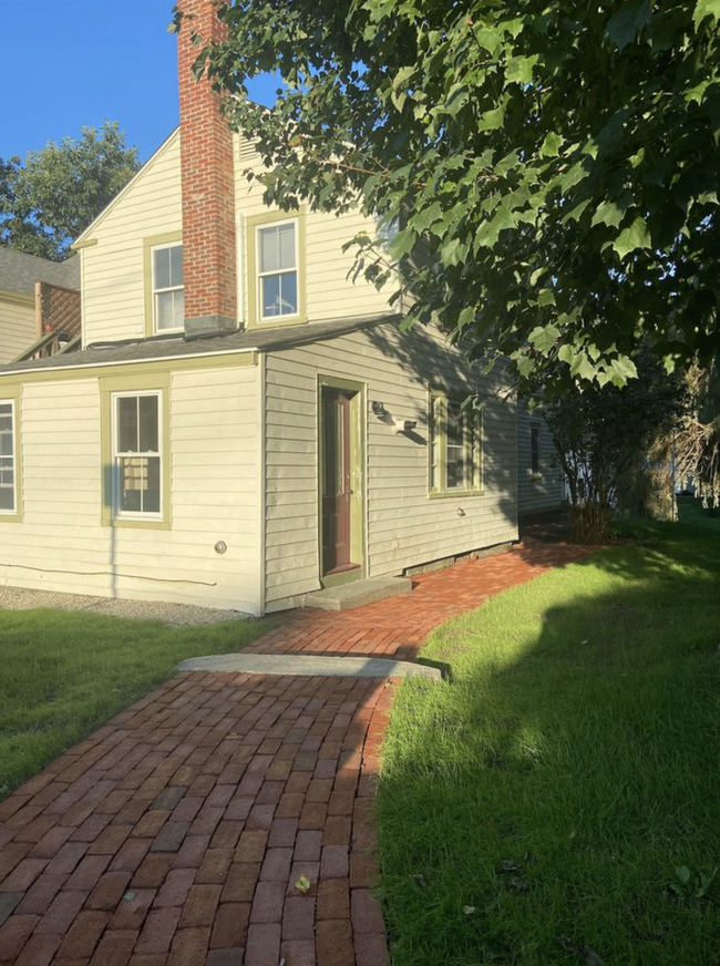 12 Exeter Rd in Newmarket, NH - Foto de edificio - Building Photo