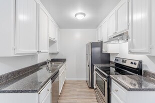 Royal Village Apartments in San Diego, CA - Building Photo