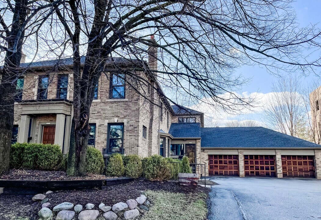 2430 N Lake Dr in Milwaukee, WI - Foto de edificio