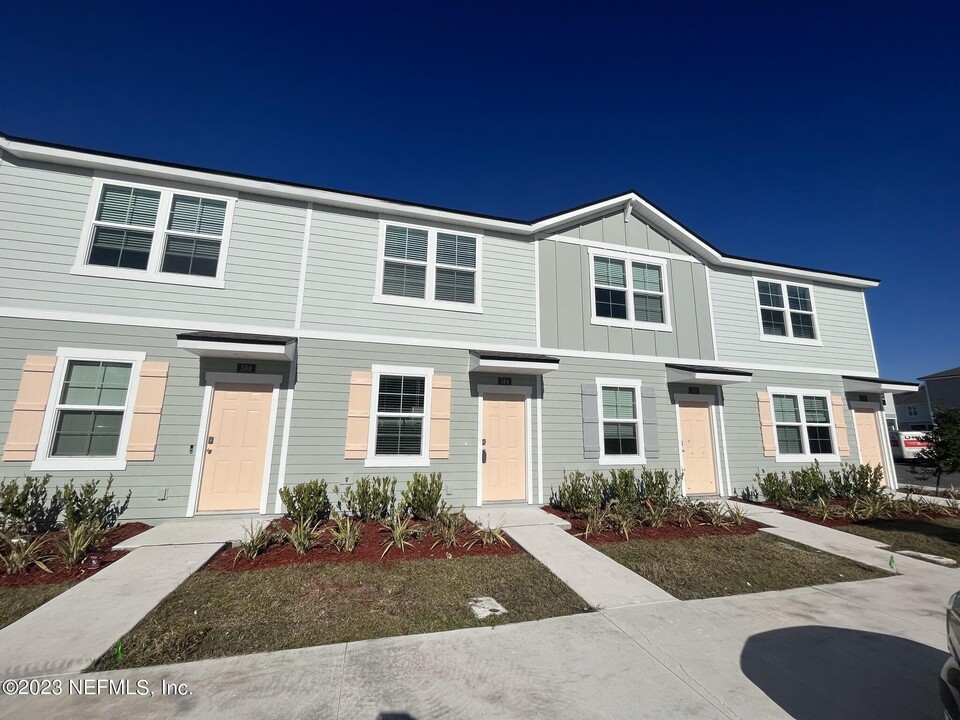 584 Running Wds St in Orange Park, FL - Building Photo